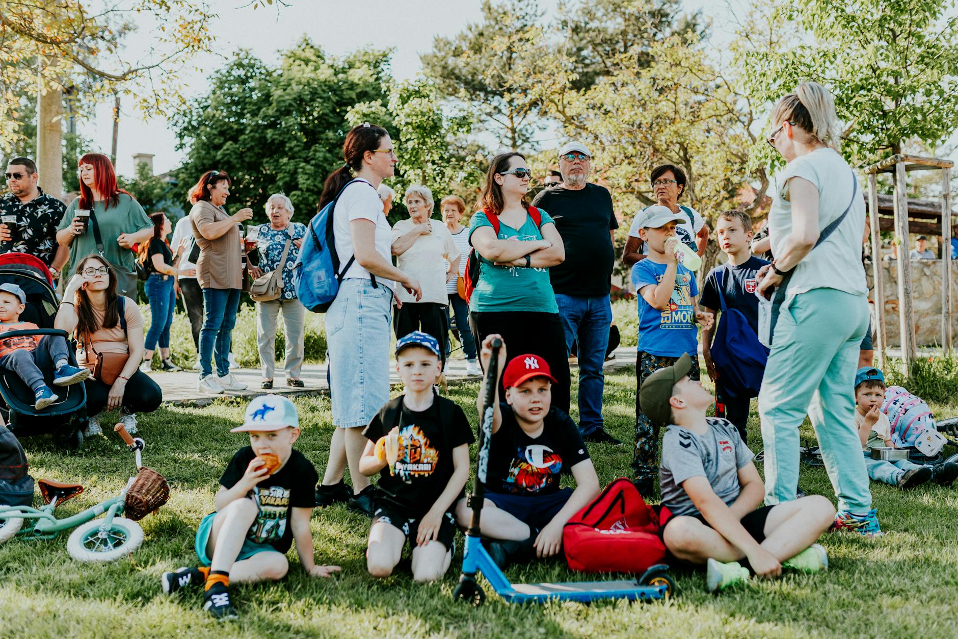 Ilustracja symbolizująca Dzień Ziemi z elementami przyrody i miasta Krasnystaw